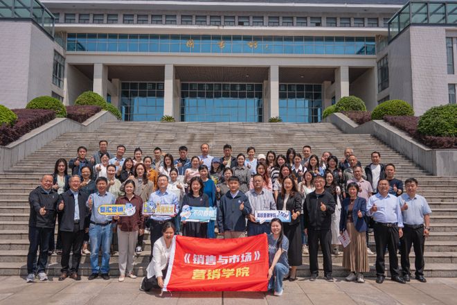 智汇营销 创新突破”高校产教融合研讨会在信阳职业技术学院举办(图1)